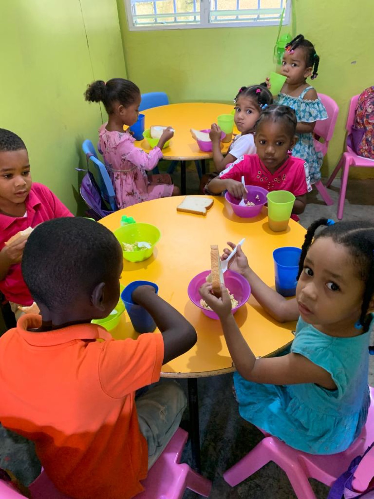 Niños desayunando en el comedor de FUNACORE