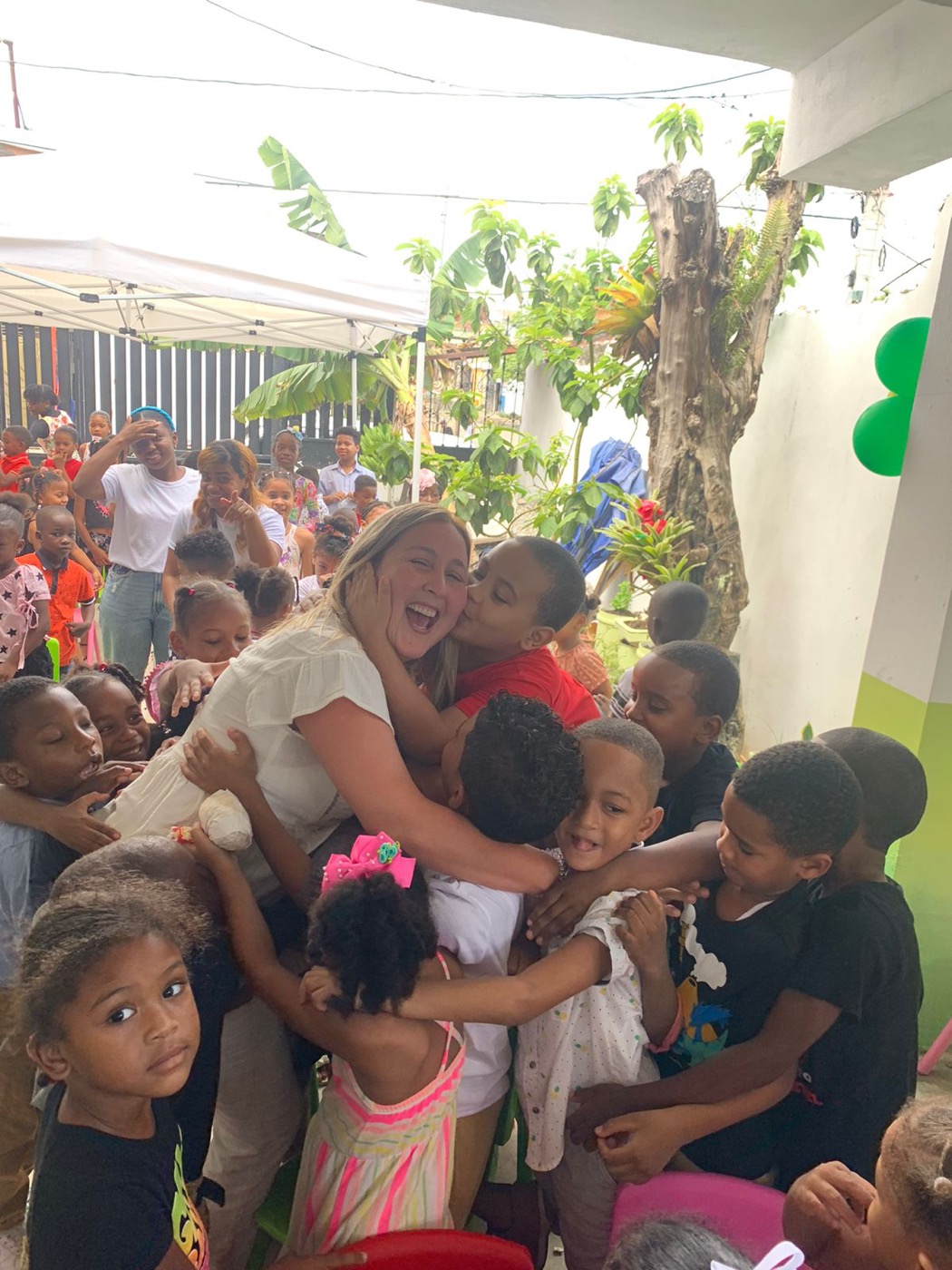 Una voluntaria abrazando a los niños de FUNACORE