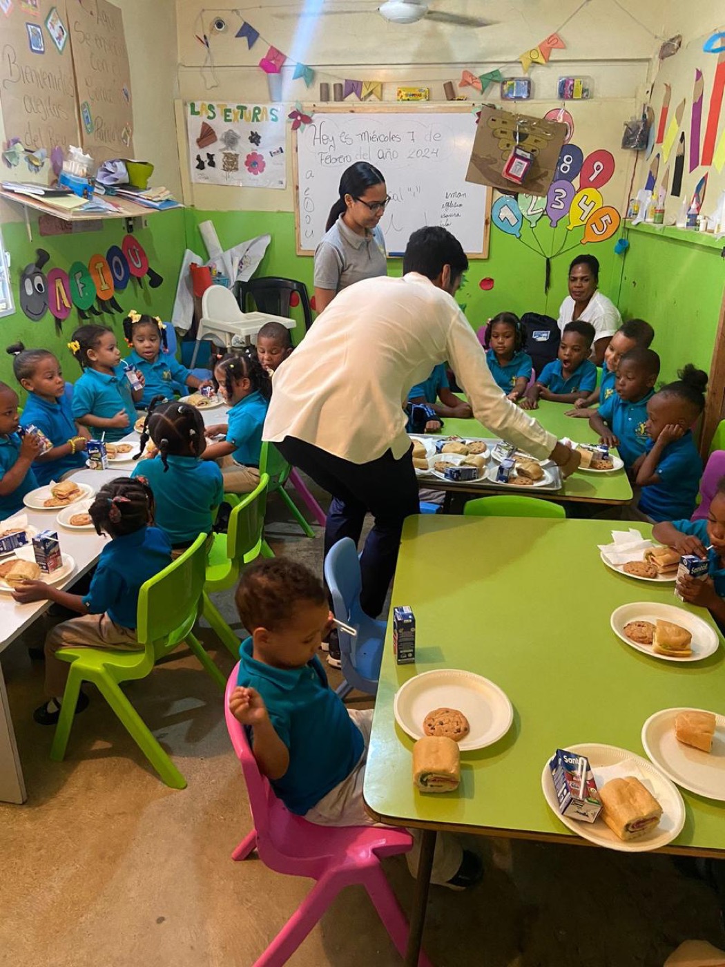 Sirviendo la comida a los niños de FUNACORE