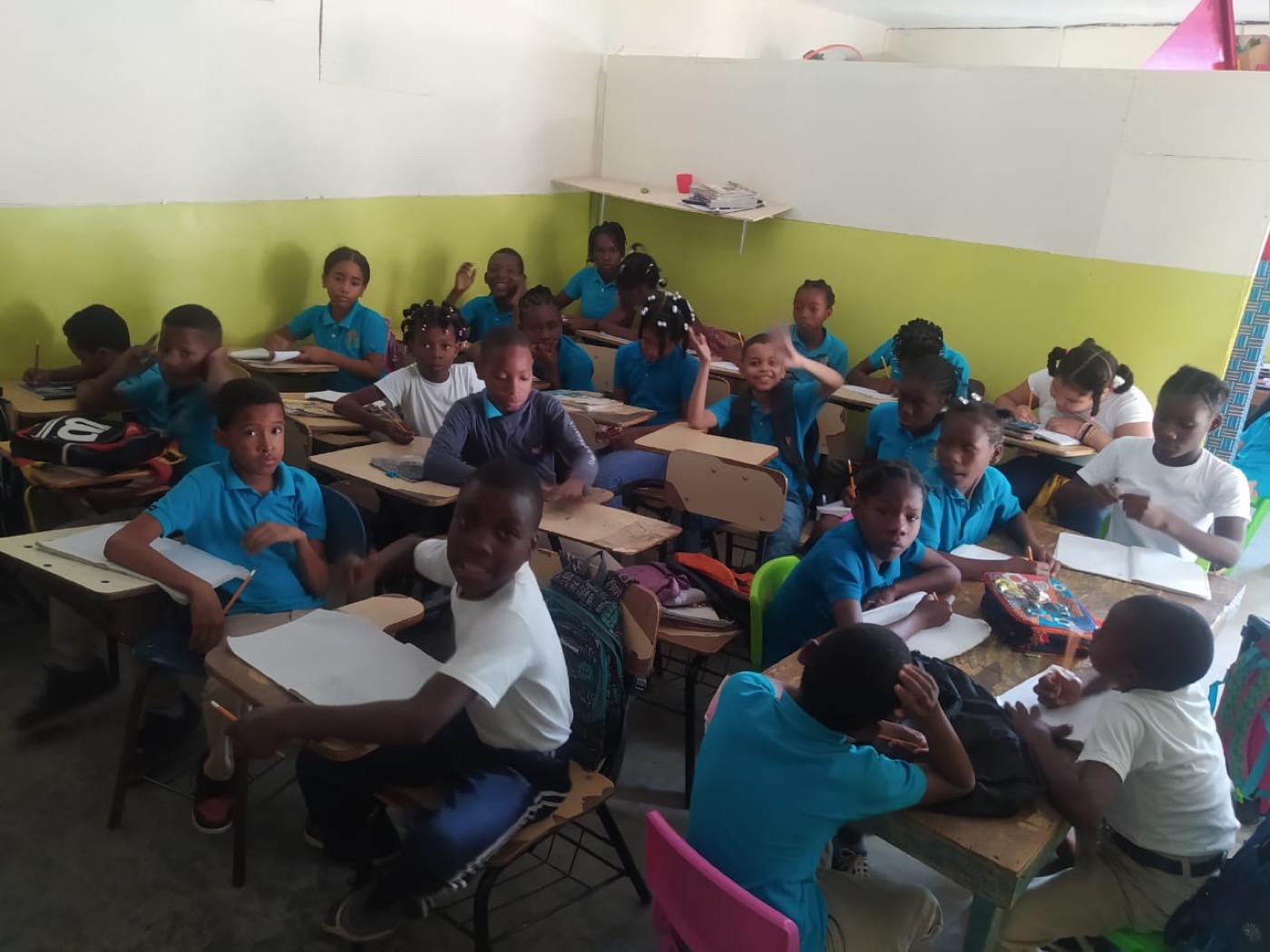 Aula de FUNACORE llena de niños trabajando en sus pupitres