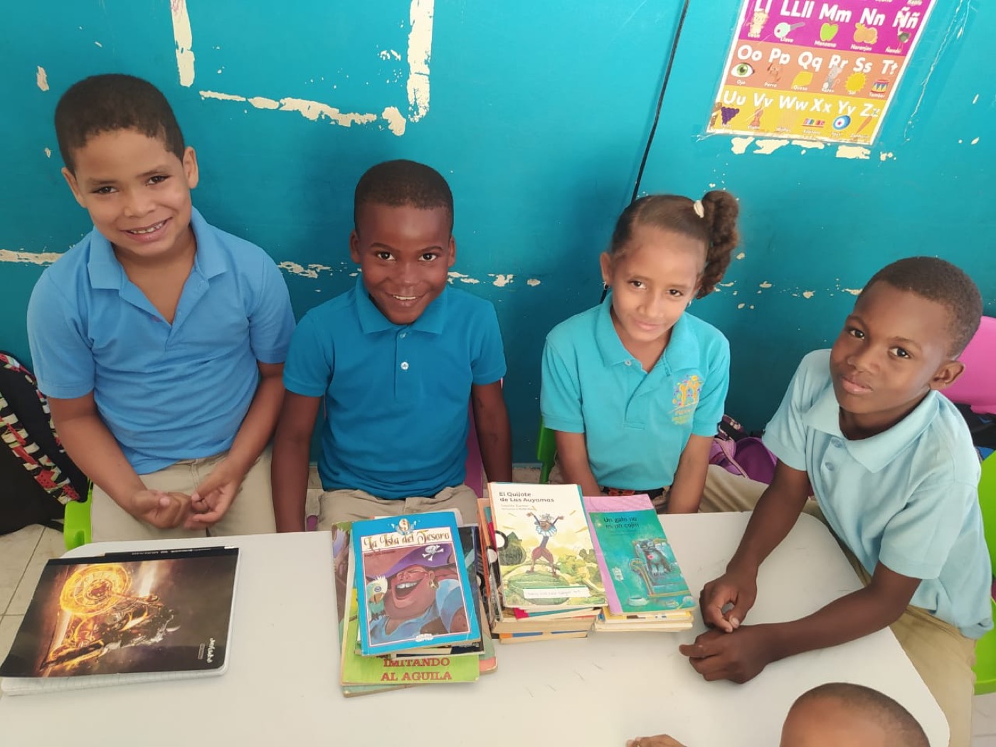 Dos niños de FUNACORE leyendo un libro en clase