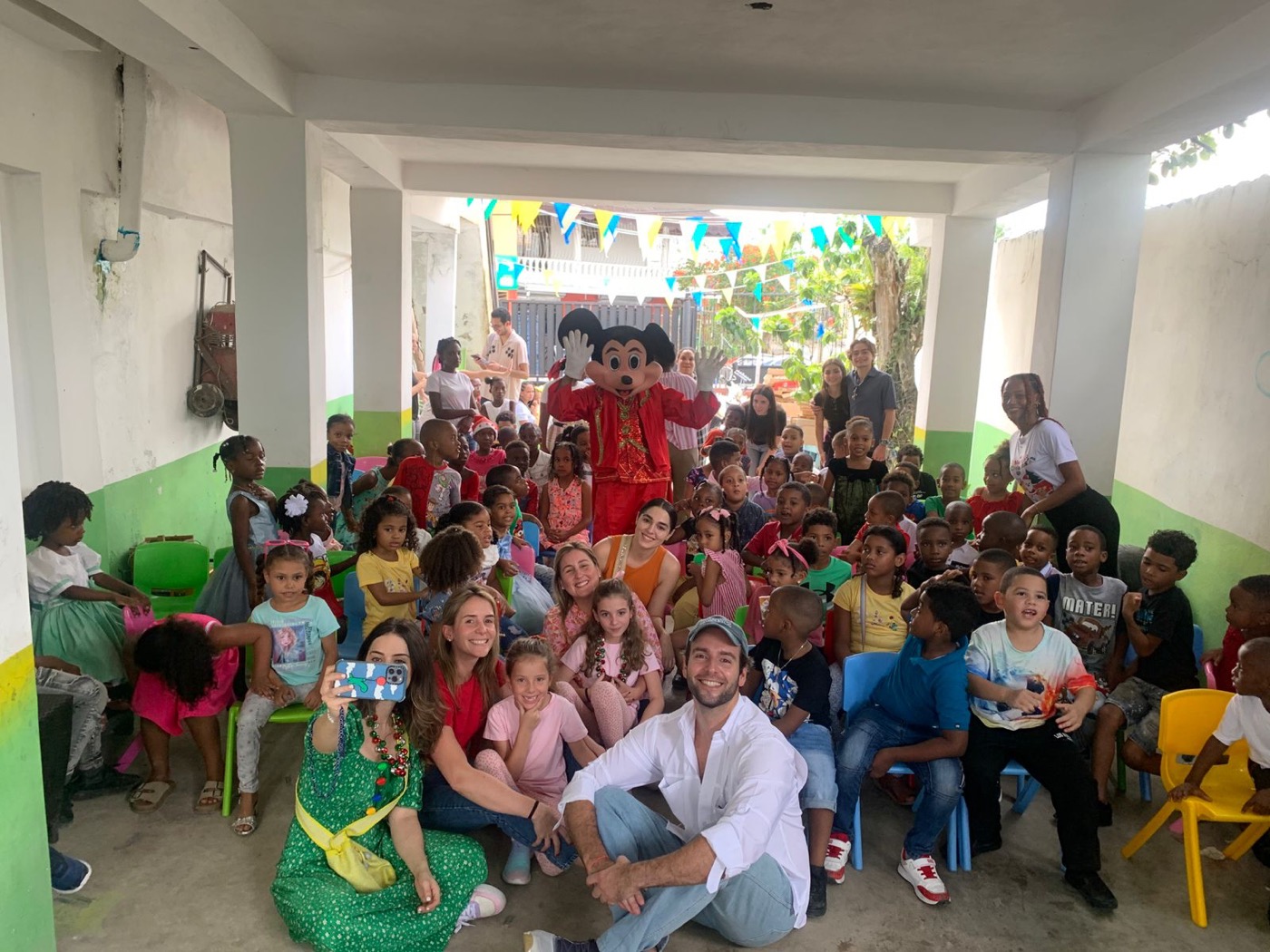 Pasillo de FUNACORE repleto de niños y niñas