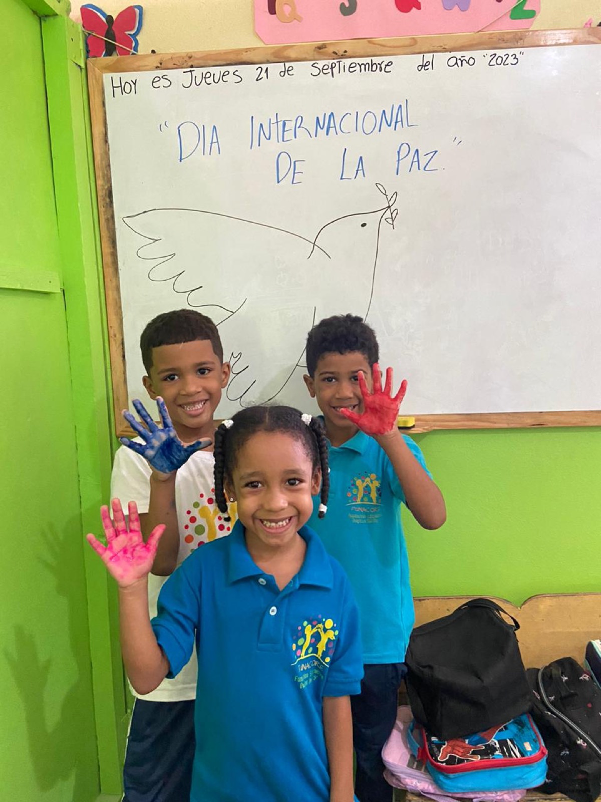 Niños de FUNACORE con las manos pintadas de colores